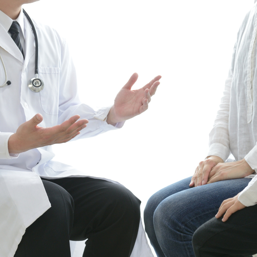 医師が患者に説明している様子
